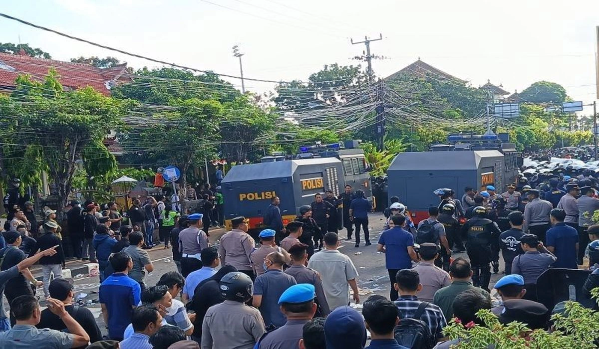 Massa Aksi Masih Bertahan di Polda Bali, Suasana Tetap Terkendali