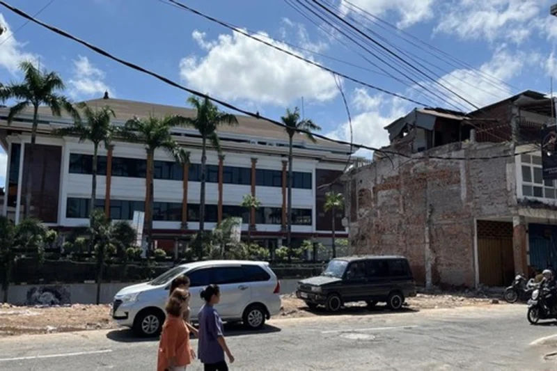 Kondisi Jalan Sulawesi Denpasar Pasca Banjir Rusak