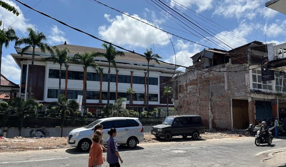 Kondisi Jalan Sulawesi Denpasar Pasca Banjir Rusak