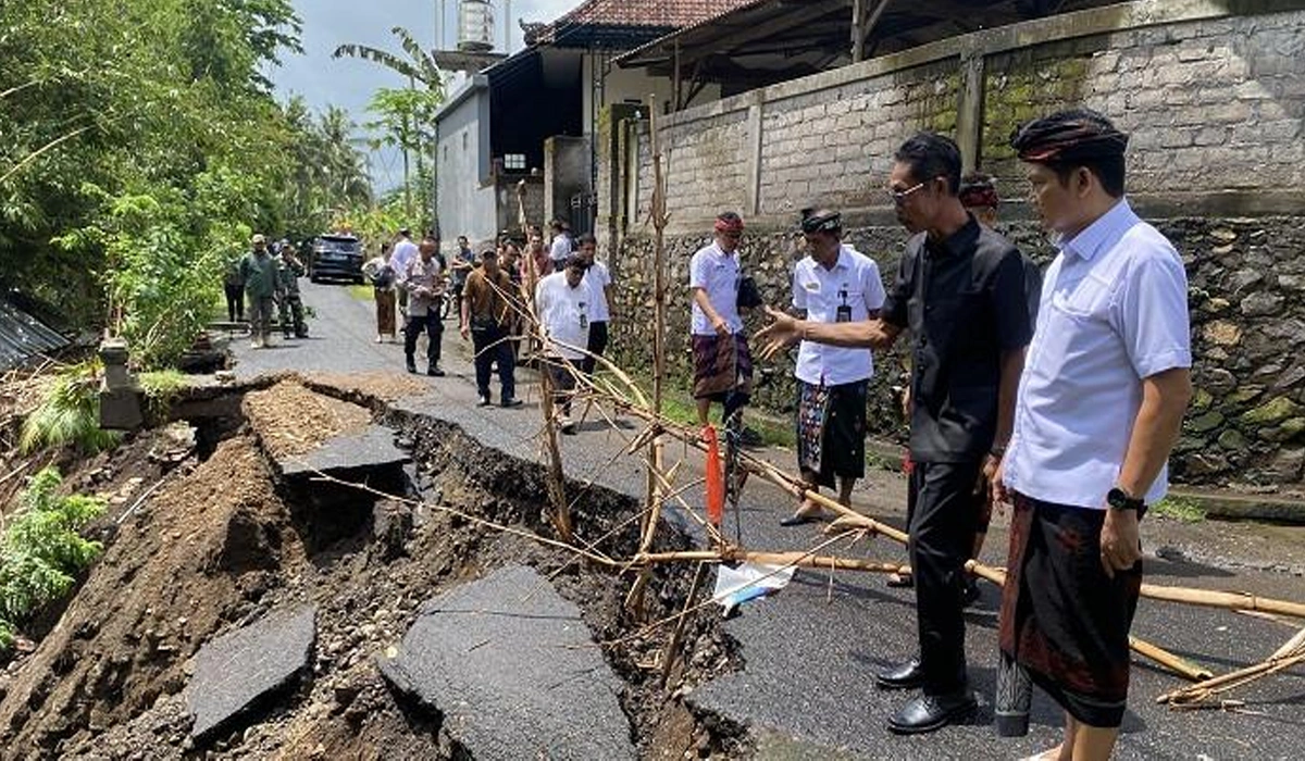 Bupati-Kembang-Janji-Perbaiki-Jalan-Longsor-Pengastian-Pendem