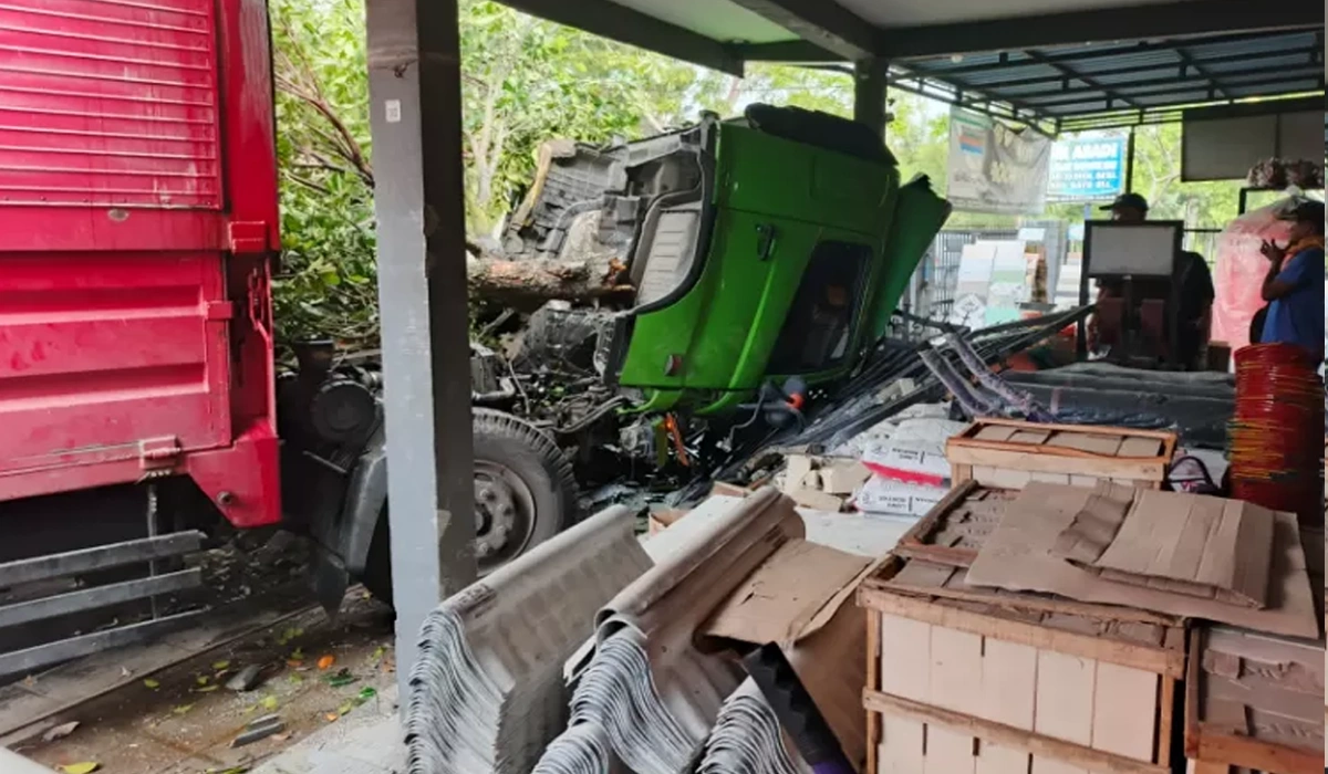 Kabin-Sampai-Lepas,-Truk-Tronton-Hantam-Toko-di-Jalur-Tengkorak