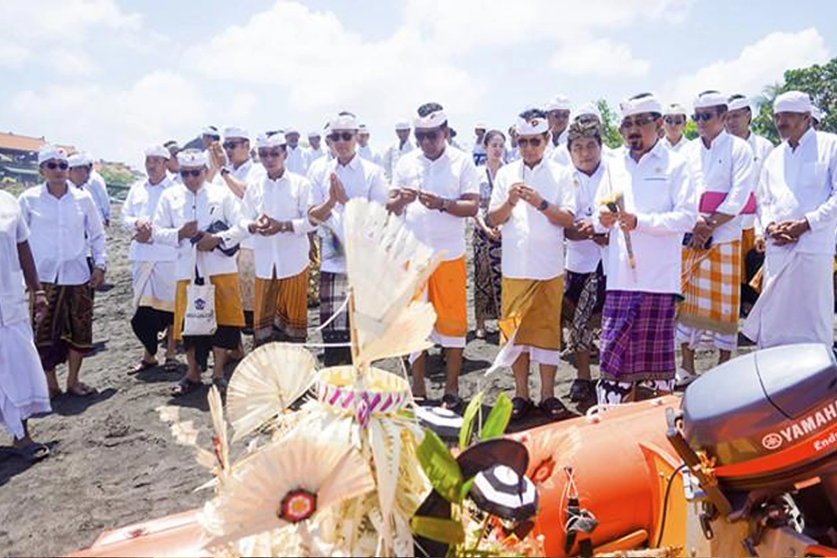 Pasca-Bencana,-Bupati-Badung-Sembahyang-Bersama-di-Pantai-Seseh