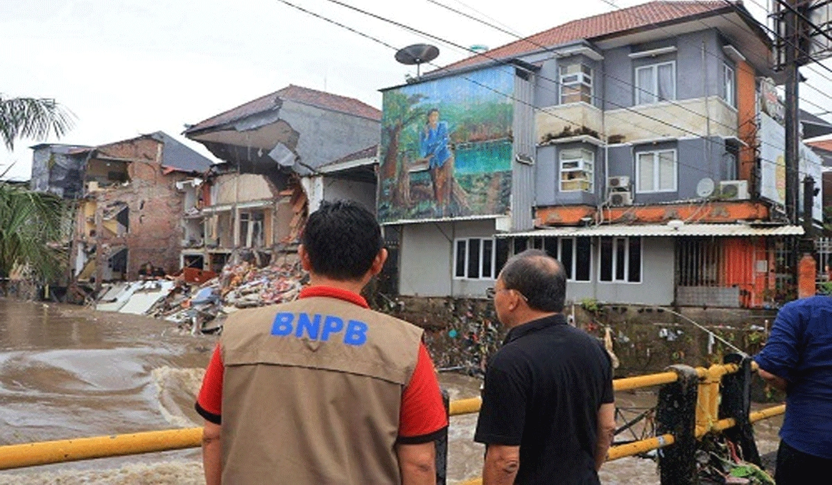 Diterjang Banjir, Ruko Di Pasar Badung Roboh Dan Tinggal Puing