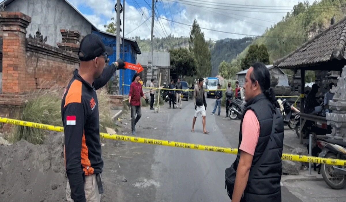 Insiden tragis terjadi di Banjar Tabu, Desa Songan A, Kecamatan Kintamani, Bangli, Bali, Minggu (12/10/2025) pagi, yang berujung pada dua orang tewas dan satu luka parah. Perkelahian berdarah ini melibatkan sepasang kakak-adik yang menjadi korban tewas dan tiga tersangka yang telah diamankan polisi. Konflik ini diduga terkait sengketa lahan parkir di kawasan wisata setempat.
Kronologi Perkelahian dan Korban Jiwa
Perkelahian terjadi sekitar pukul 08.30 WITA di depan Balai Banjar Tabu, yang dipicu oleh perselisihan terkait lahan parkir. Dua korban tewas, yakni I Ketut Kartawa (50) dan Jero Sumadi (47), berasal dari satu keluarga yaitu kakak-adik. Selain itu, satu korban luka berat bernama I Wayan Ruslan (53) masih menjalani perawatan intensif di RSUD Bangli.
Korban meninggal mengalami luka terbuka serius. Jero Sumadi mengalami luka di perut sampai usus terurai, sementara I Ketut Kartawa meninggal karena luka terbuka di kepala dan lengan. Korban luka I Wayan Ruslan telah mendapatkan tindakan operasi dan kondisinya stabil walau masih dalam observasi dokter.
Polisi mengamankan tiga tersangka dari satu kubu yakni I Ketut Arta (26), Jero Wage (40), dan Nyoman Berisi (32) yang diduga menggunakan senjata tajam jenis katana dalam bentrokan tersebut. Polisi masih melakukan penyelidikan untuk memastikan motif serta kronologi kejadian lengkapnya.
Penyebab dan Latar Belakang Konflik
Menurut keterangan dari Perbekel Desa Songan, pertikaian bermula dari masalah penguasaan lahan parkir yang sebelumnya dikelola kelompok masyarakat setempat. Perselisihan memuncak karena terdapat saling klaim atas tanah tersebut yang dilewati sebagai akses di sekitar kawasan wisata Gunung Batur.
Pertikaian yang mulanya terbatas antara kelompok kecil berkembang menjadi konflik berdarah yang melibatkan warga dari desa yang sama. Penggunaan senjata tajam serta rasa emosi yang tinggi menyebabkan situasi cepat menjadi tidak terkendali.
Masalah ini menunjukkan pentingnya penyelesaian sengketa lahan secara tuntas dengan melibatkan aparat dan tokoh masyarakat agar potensi konflik dapat diminimalkan. Kondisi di lapangan menuntut pendekatan penyelesaian damai yang mampu mengayomi kepentingan seluruh warga desa.
Tindakan Polisi dan Upaya Pengamanan
Setelah mendapat laporan, kepolisian segera melakukan langkah cepat dengan mengamankan tiga tersangka dan mengangkat sejumlah senjata tajam sebagai barang bukti. Polres Bangli juga meningkatkan patroli dan memperkuat koordinasi dengan tokoh masyarakat untuk meredam potensi perkeruhan lanjutan.
Polisi mengimbau masyarakat untuk tenang dan tidak mudah terprovokasi oleh berita atau informasi yang belum jelas kebenarannya. Penyidik akan terus memproses kasus ini berdasarkan prosedur hukum dan memperdalam penyelidikan melalui pemeriksaan para tersangka dan saksi.
Selain itu, aparat keamanan bekerjasama dengan perangkat desa dan tokoh lokal guna menjaga situasi tetap kondusif sambil menunggu proses hukum berjalan. Upaya ini penting agar tidak ada kekerasan susulan yang memperparah keretakan sosial di wilayah tersebut.
Harapan Penyelesaian Damai dan Pencegahan Konflik
Kasus perkelahian di Kintamani mengingatkan akan pentingnya dialog dan musyawarah dalam menyelesaikan masalah sengketa tanah atau daerah publik. Pemerintah desa bersama instansi terkait diharapkan dapat mediasi meredakan ketegangan demi terciptanya harmoni masyarakat.
Pengelolaan lahan bersama serta aturan yang jelas dan disepakati bersama dapat menghindarkan konflik horisontal yang berujung pada kekerasan. Pelibatan komunitas dan edukasi tentang pentingnya kedamaian menjadi kunci agar peristiwa serupa tidak terulang.
Selain itu, pemerintah provinsi dan kabupaten diharapkan memperkuat sistem pengawasan dan fasilitasi penyelesaian sengketa untuk mencegah eskalasi masalah. Dengan upaya terpadu, diharapkan kawasan wisata Kintamani tetap aman dan menjadi destinasi yang ramah bagi warga dan wisatawan.