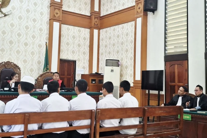 4 Siswa SMA Didakwa Pengeroyokan Polisi Dalam Demo Ricuh di Bali