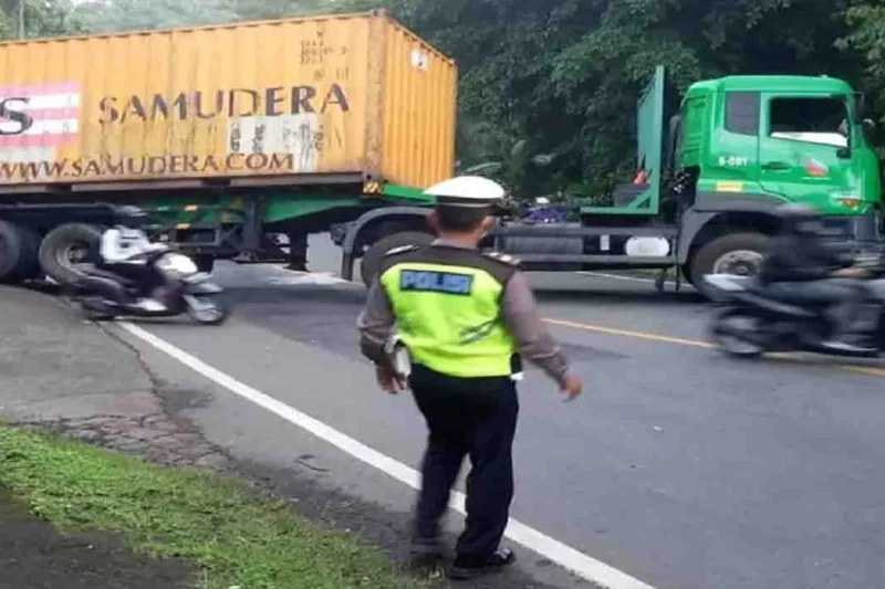 Kemacetan Parah di Denpasar-Gilimanuk Akibat Truk Kontainer Terhenti
