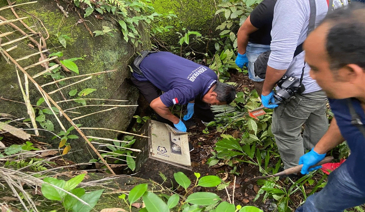 Warga Karangasem Temukan Brankas Berisi Ratusan Juta Saat Petik Kelapa