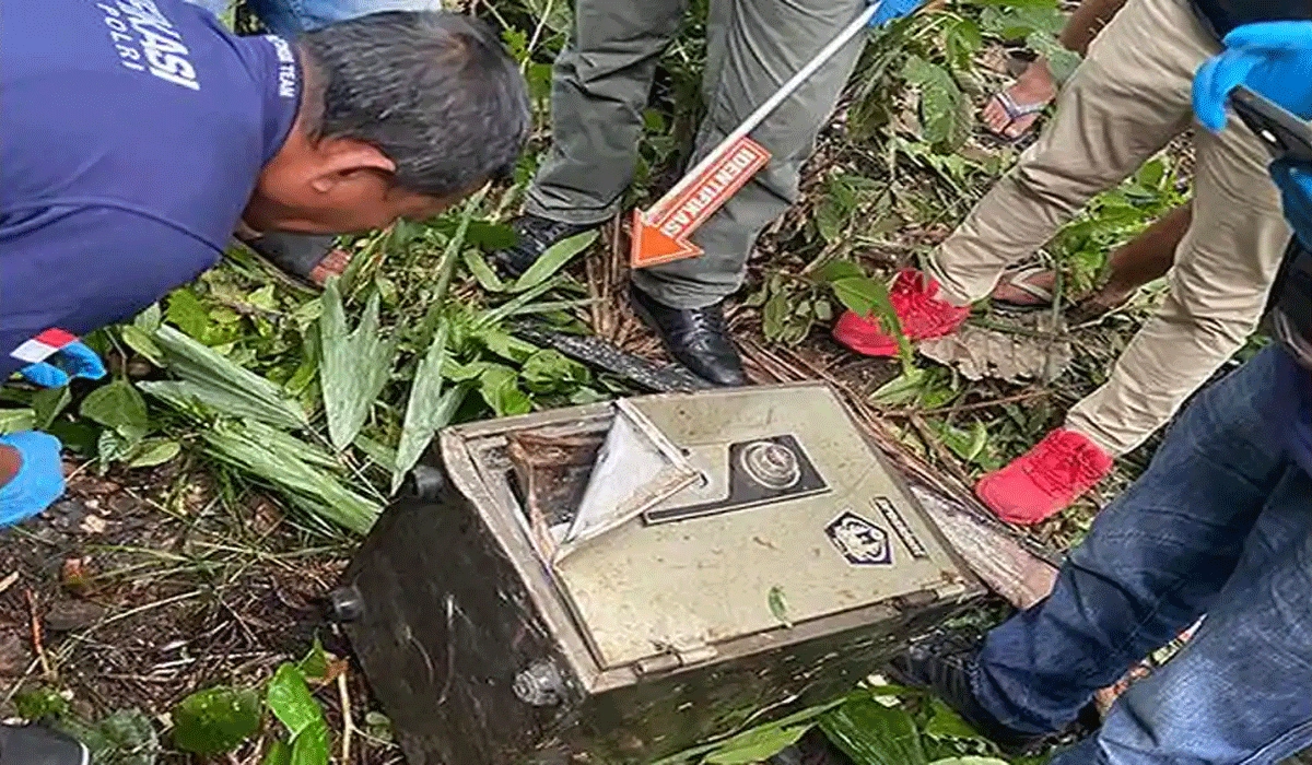 Warga Karangasem Temukan Brankas Berisi Ratusan Juta Saat Petik Kelapa